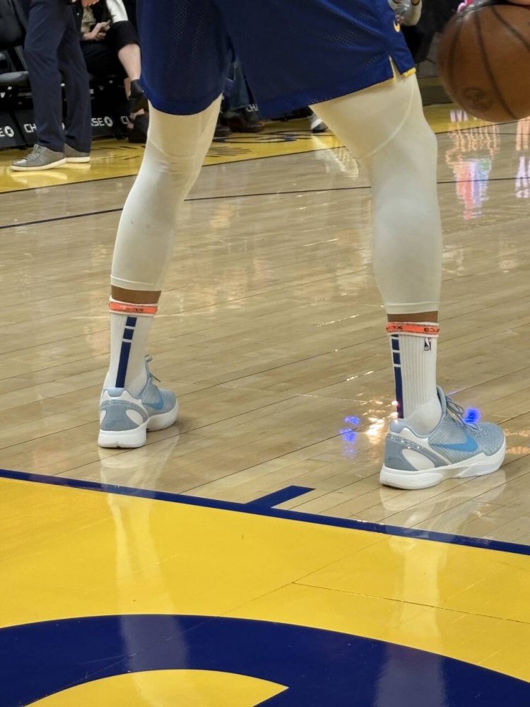 必发体育-梦幻联动~库里今天上脚科比6战靴 配色为凯特琳·克拉克专属